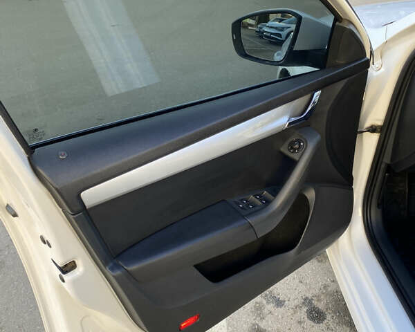 Белый Шкода Октавия, объемом двигателя 1.6 л и пробегом 335 тыс. км за 9250 $, фото 7 на Automoto.ua