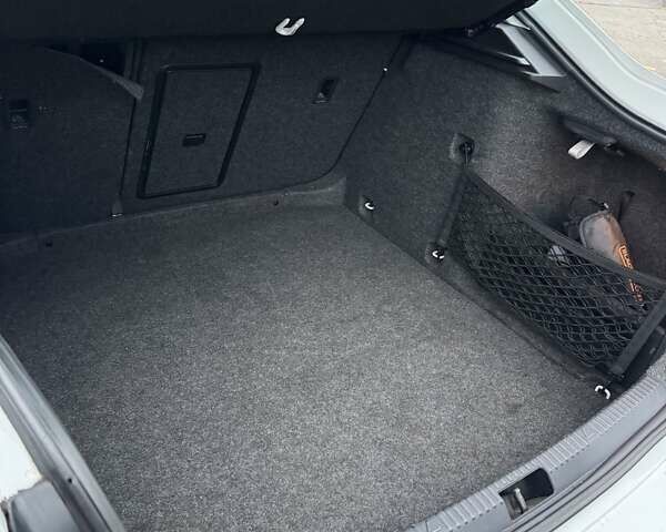 Білий Шкода Октавія, об'ємом двигуна 1.6 л та пробігом 227 тис. км за 10900 $, фото 9 на Automoto.ua