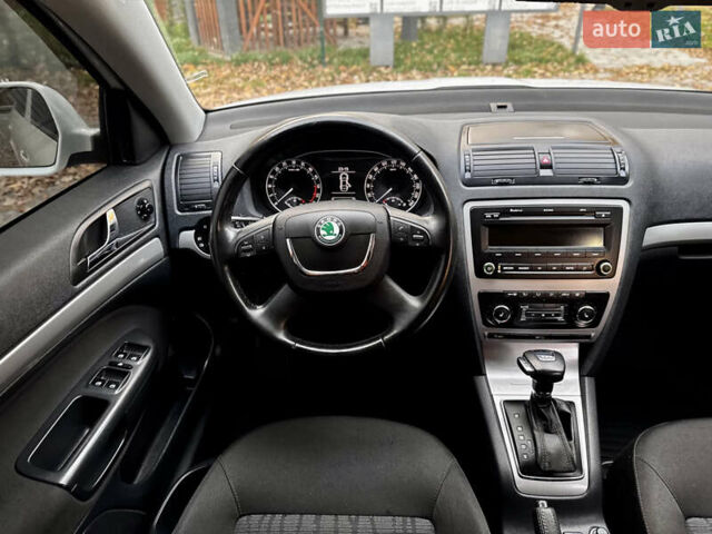 Белый Шкода Октавия, объемом двигателя 2 л и пробегом 223 тыс. км за 10700 $, фото 43 на Automoto.ua