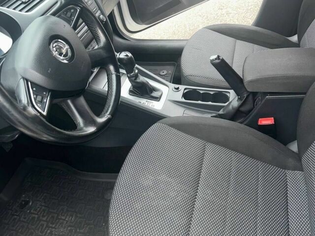 Белый Шкода Октавия, объемом двигателя 1.8 л и пробегом 217 тыс. км за 10000 $, фото 16 на Automoto.ua