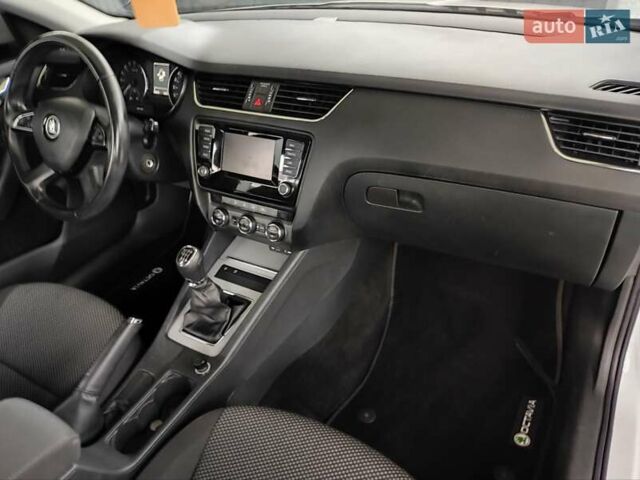 Шкода Октавия 2013 в Полтаве на Automoto.ua Белый Шкода Октавия, объемом двигателя 1.6 л и пробегом 255 тыс. км за 11750 $, фото 64 на Automoto.ua
