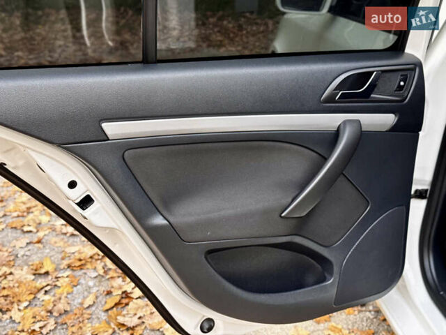 Белый Шкода Октавия, объемом двигателя 2 л и пробегом 223 тыс. км за 10600 $, фото 41 на Automoto.ua