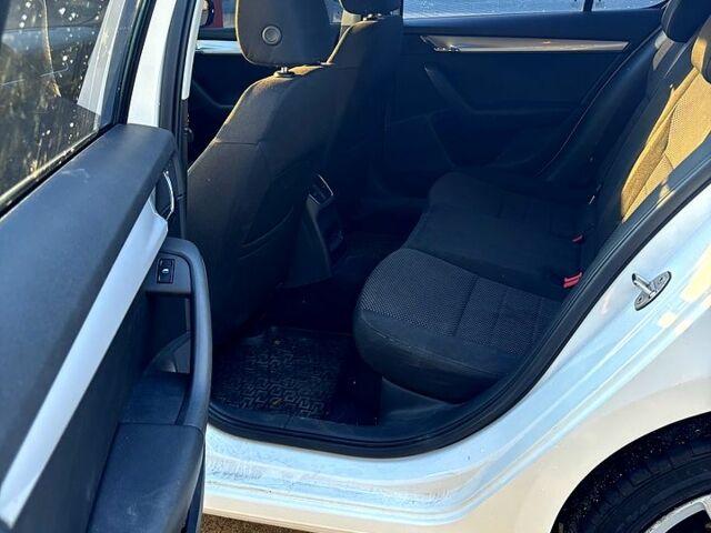 Білий Шкода Октавія, об'ємом двигуна 1.8 л та пробігом 255 тис. км за 11500 $, фото 3 на Automoto.ua