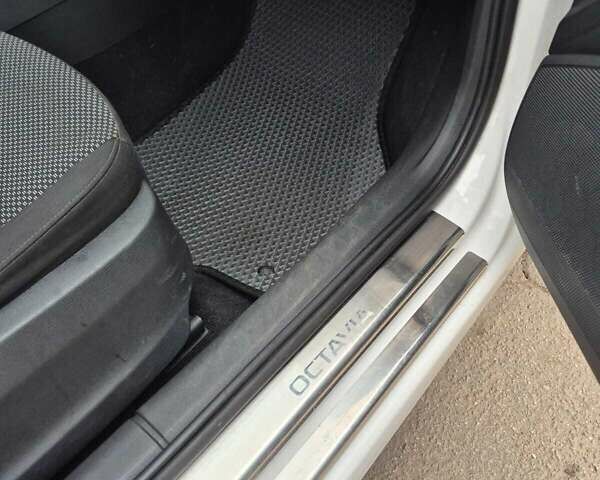 Білий Шкода Октавія, об'ємом двигуна 1.8 л та пробігом 250 тис. км за 9999 $, фото 6 на Automoto.ua