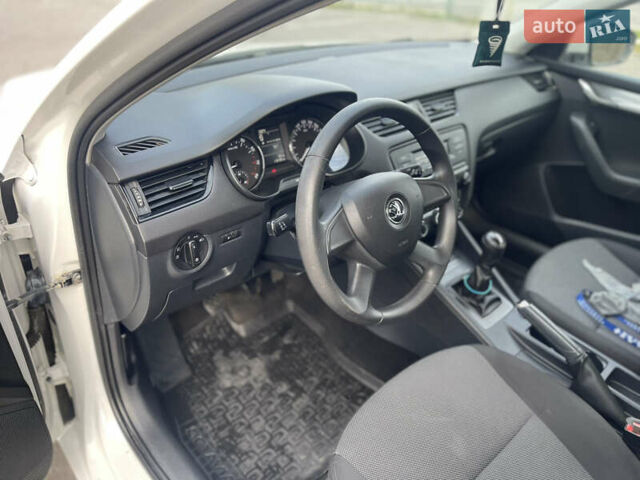 Білий Шкода Октавія, об'ємом двигуна 1.2 л та пробігом 117 тис. км за 8900 $, фото 15 на Automoto.ua