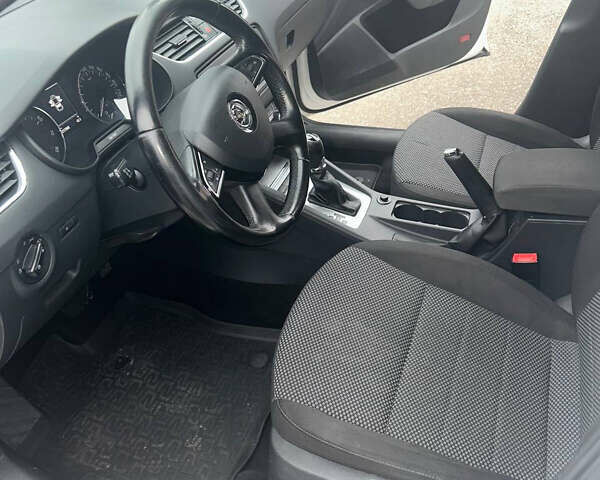 Белый Шкода Октавия, объемом двигателя 1.8 л и пробегом 217 тыс. км за 10000 $, фото 9 на Automoto.ua