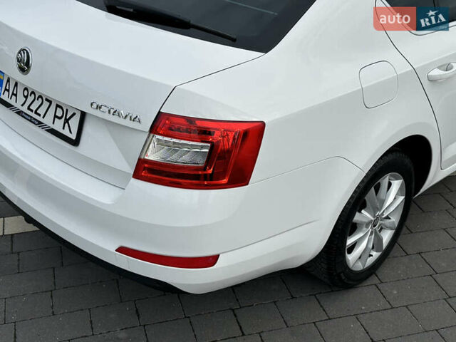 Белый Шкода Октавия, объемом двигателя 1.6 л и пробегом 227 тыс. км за 11800 $, фото 9 на Automoto.ua