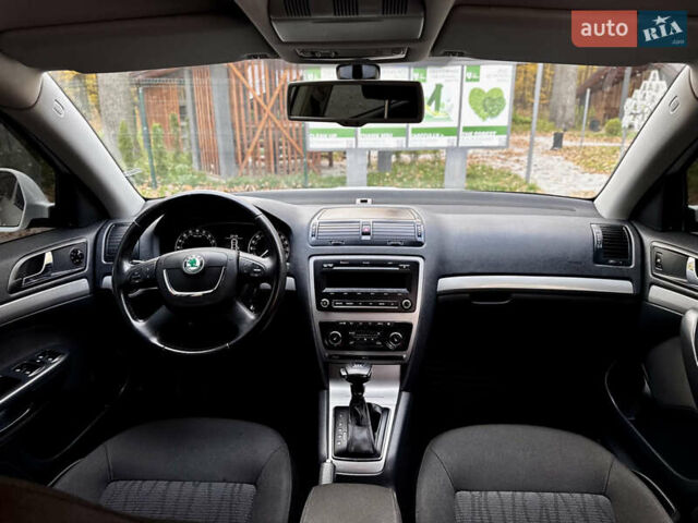 Белый Шкода Октавия, объемом двигателя 2 л и пробегом 223 тыс. км за 10700 $, фото 41 на Automoto.ua