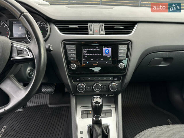 Белый Шкода Октавия, объемом двигателя 1.6 л и пробегом 227 тыс. км за 11800 $, фото 37 на Automoto.ua