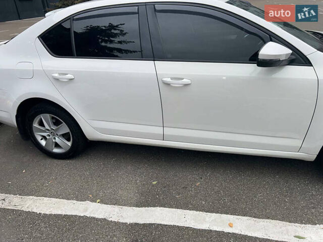 Белый Шкода Октавия, объемом двигателя 1.8 л и пробегом 217 тыс. км за 10000 $, фото 13 на Automoto.ua