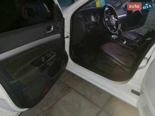 Белый Шкода Октавия, объемом двигателя 1.8 л и пробегом 150 тыс. км за 9000 $, фото 4 на Automoto.ua