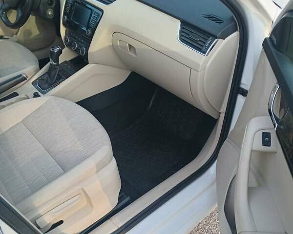 Белый Шкода Октавия, объемом двигателя 1.6 л и пробегом 218 тыс. км за 9700 $, фото 7 на Automoto.ua