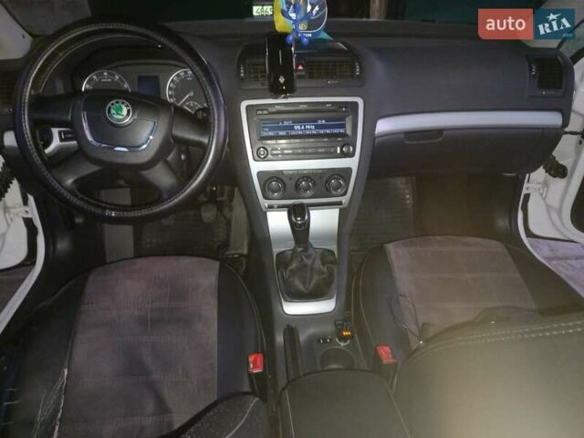 Белый Шкода Октавия, объемом двигателя 1.8 л и пробегом 150 тыс. км за 9000 $, фото 2 на Automoto.ua