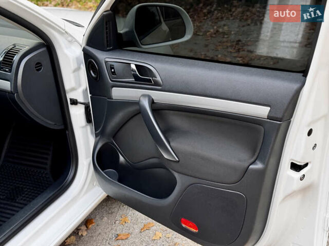 Белый Шкода Октавия, объемом двигателя 2 л и пробегом 223 тыс. км за 10600 $, фото 27 на Automoto.ua