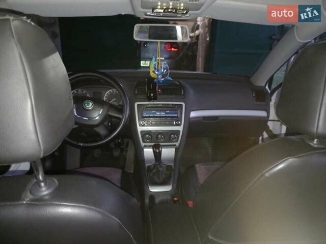 Белый Шкода Октавия, объемом двигателя 1.8 л и пробегом 150 тыс. км за 9000 $, фото 3 на Automoto.ua