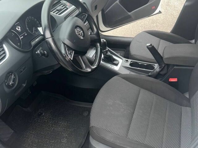 Белый Шкода Октавия, объемом двигателя 1.8 л и пробегом 217 тыс. км за 10000 $, фото 2 на Automoto.ua