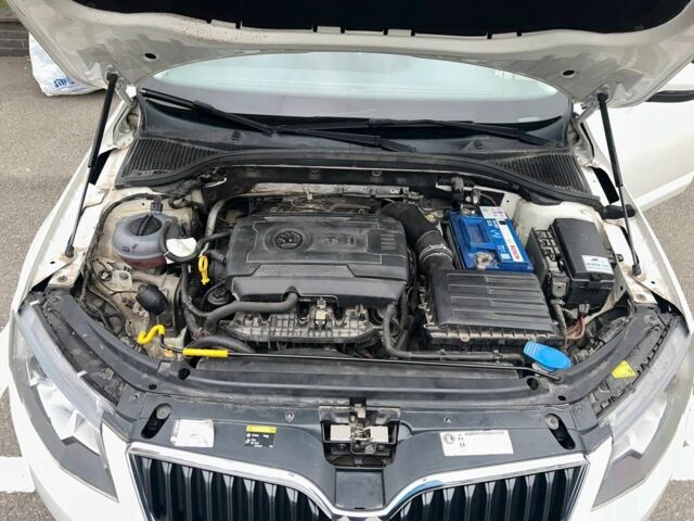 Белый Шкода Октавия, объемом двигателя 1.8 л и пробегом 217 тыс. км за 10000 $, фото 5 на Automoto.ua