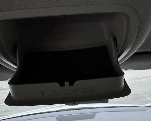 Білий Шкода Октавія, об'ємом двигуна 1.6 л та пробігом 227 тис. км за 10900 $, фото 13 на Automoto.ua