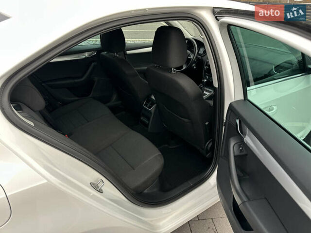 Белый Шкода Октавия, объемом двигателя 1.6 л и пробегом 227 тыс. км за 11800 $, фото 25 на Automoto.ua