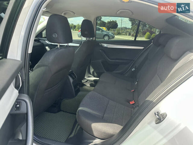 Белый Шкода Октавия, объемом двигателя 1.6 л и пробегом 243 тыс. км за 9500 $, фото 13 на Automoto.ua