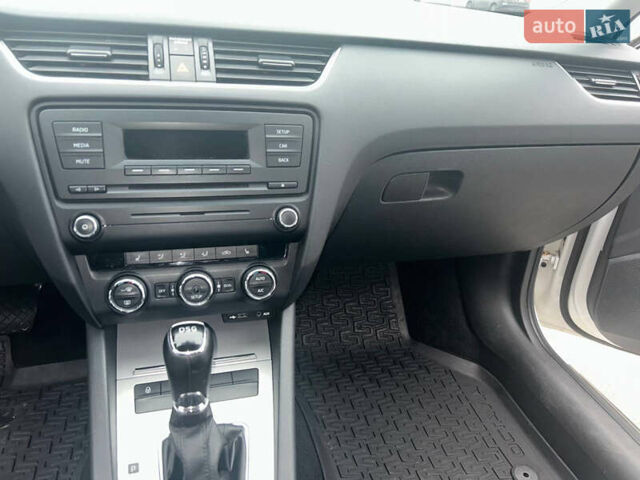 Белый Шкода Октавия, объемом двигателя 1.8 л и пробегом 217 тыс. км за 10000 $, фото 5 на Automoto.ua