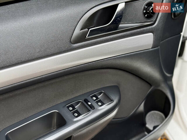 Белый Шкода Октавия, объемом двигателя 2 л и пробегом 223 тыс. км за 10700 $, фото 28 на Automoto.ua