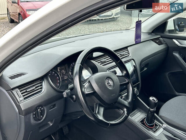 Білий Шкода Октавія, об'ємом двигуна 1.6 л та пробігом 275 тис. км за 8999 $, фото 5 на Automoto.ua