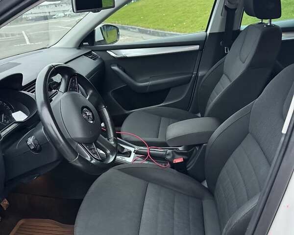 Білий Шкода Октавія, об'ємом двигуна 1.6 л та пробігом 227 тис. км за 10900 $, фото 22 на Automoto.ua