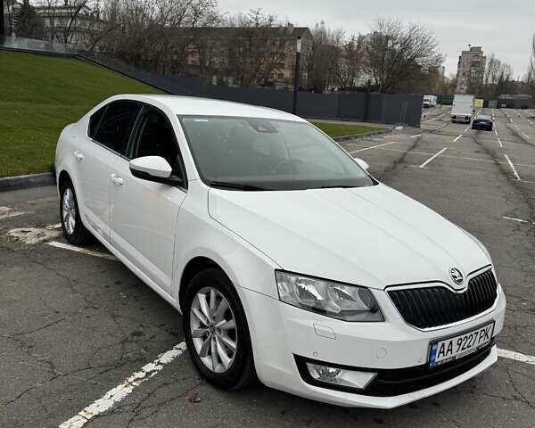 Білий Шкода Октавія, об'ємом двигуна 1.6 л та пробігом 227 тис. км за 10900 $, фото 1 на Automoto.ua