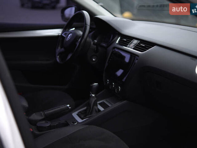 Белый Шкода Октавия, объемом двигателя 1.4 л и пробегом 254 тыс. км за 10500 $, фото 18 на Automoto.ua