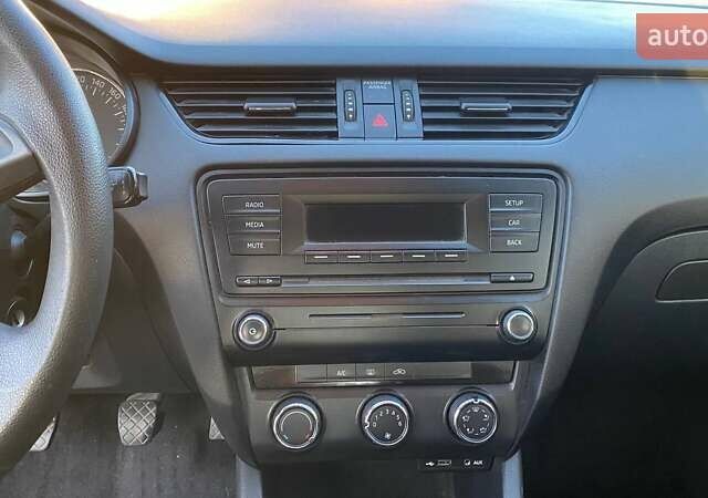 Белый Шкода Октавия, объемом двигателя 1.6 л и пробегом 138 тыс. км за 8900 $, фото 6 на Automoto.ua