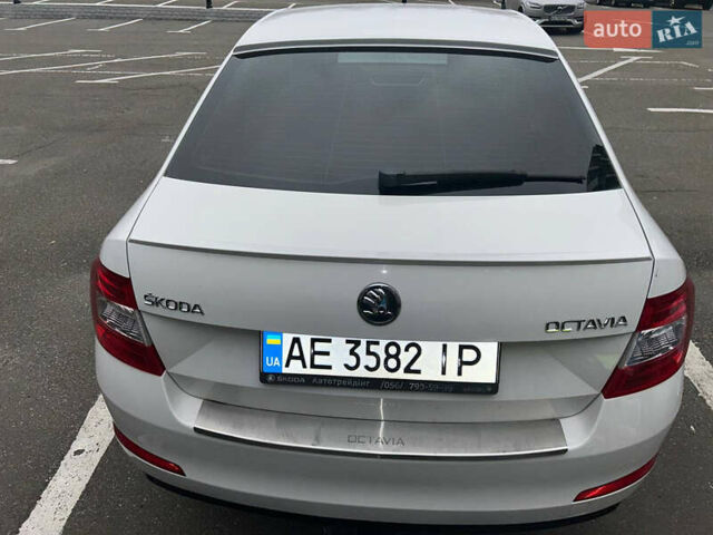 Белый Шкода Октавия, объемом двигателя 1.8 л и пробегом 217 тыс. км за 10000 $, фото 2 на Automoto.ua