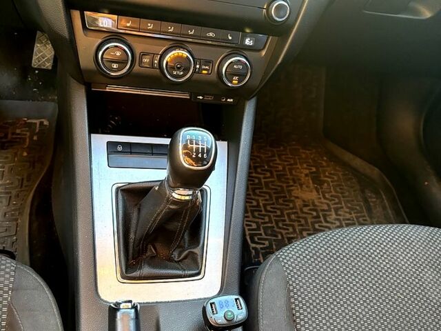 Білий Шкода Октавія, об'ємом двигуна 1.8 л та пробігом 255 тис. км за 11500 $, фото 5 на Automoto.ua