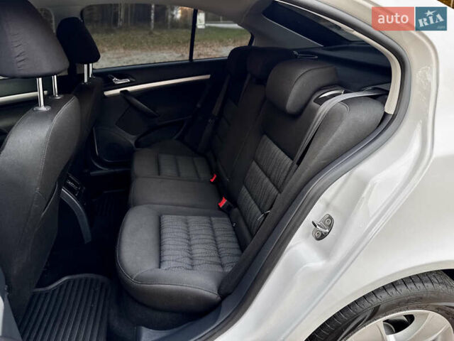 Белый Шкода Октавия, объемом двигателя 2 л и пробегом 223 тыс. км за 10700 $, фото 53 на Automoto.ua