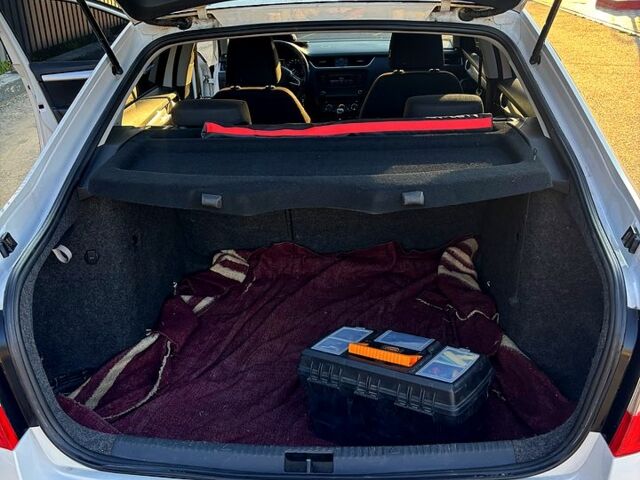 Білий Шкода Октавія, об'ємом двигуна 1.8 л та пробігом 255 тис. км за 11500 $, фото 4 на Automoto.ua