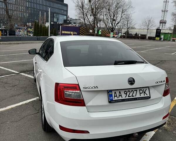 Білий Шкода Октавія, об'ємом двигуна 1.6 л та пробігом 227 тис. км за 10900 $, фото 3 на Automoto.ua