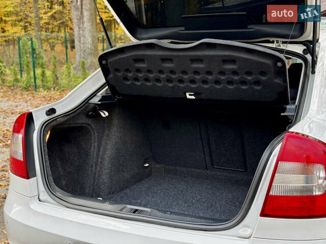 Белый Шкода Октавия, объемом двигателя 2 л и пробегом 223 тыс. км за 10600 $, фото 44 на Automoto.ua