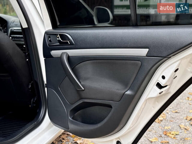 Белый Шкода Октавия, объемом двигателя 2 л и пробегом 223 тыс. км за 10600 $, фото 37 на Automoto.ua