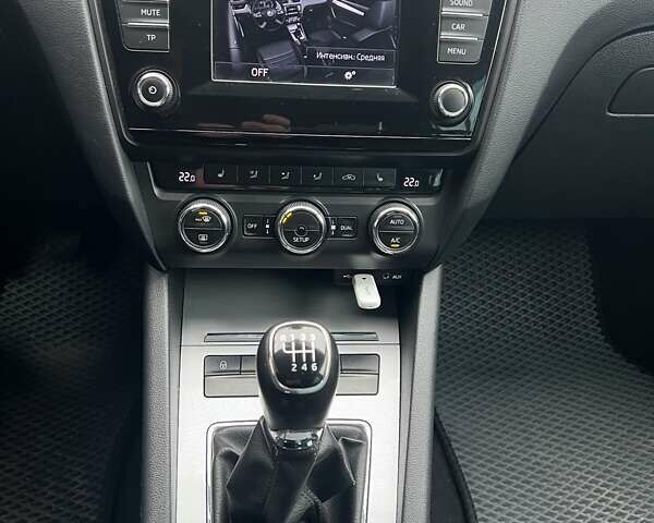 Белый Шкода Октавия, объемом двигателя 1.4 л и пробегом 198 тыс. км за 10800 $, фото 5 на Automoto.ua