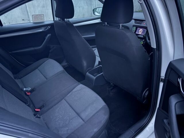 Белый Шкода Октавия, объемом двигателя 1.2 л и пробегом 122 тыс. км за 4300 $, фото 11 на Automoto.ua