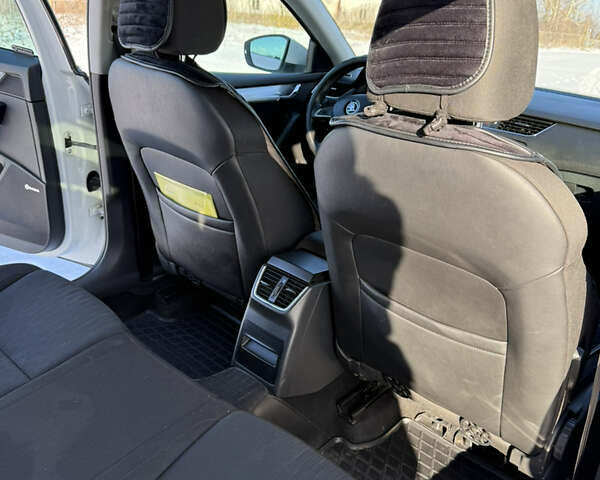 Білий Шкода Октавія, об'ємом двигуна 1.6 л та пробігом 230 тис. км за 10400 $, фото 19 на Automoto.ua