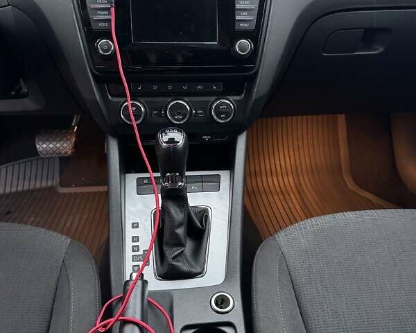 Білий Шкода Октавія, об'ємом двигуна 1.6 л та пробігом 227 тис. км за 10900 $, фото 17 на Automoto.ua