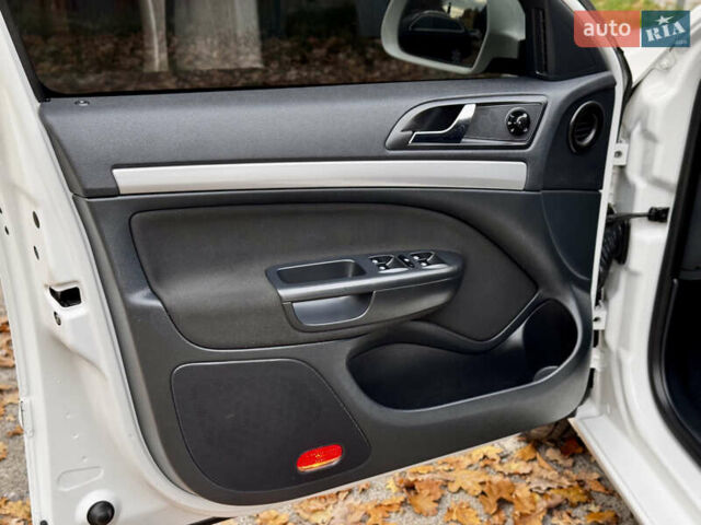 Белый Шкода Октавия, объемом двигателя 2 л и пробегом 223 тыс. км за 10600 $, фото 19 на Automoto.ua