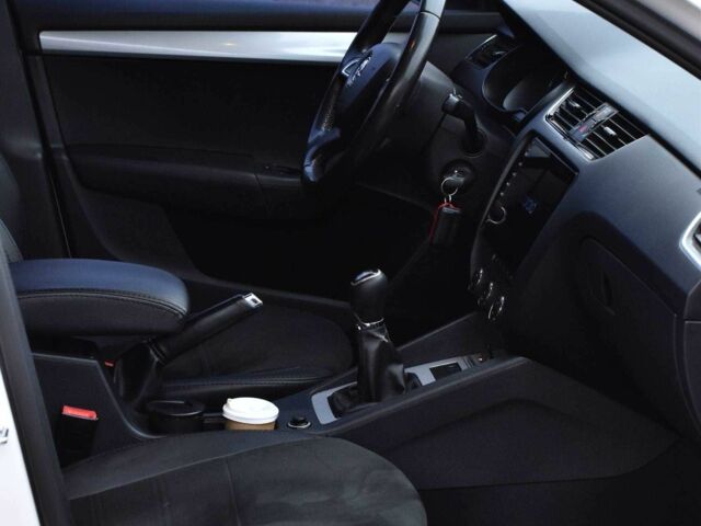 Белый Шкода Октавия, объемом двигателя 1.4 л и пробегом 255 тыс. км за 9950 $, фото 10 на Automoto.ua