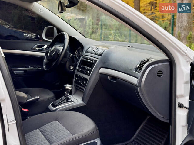 Белый Шкода Октавия, объемом двигателя 2 л и пробегом 223 тыс. км за 10600 $, фото 26 на Automoto.ua