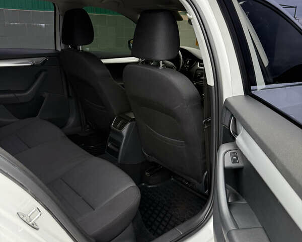 Шкода Октавия 2013 в Мукачеве на Automoto.ua Белый Шкода Октавия, объемом двигателя 1.6 л и пробегом 325 тыс. км за 10999 $, фото 24 на Automoto.ua