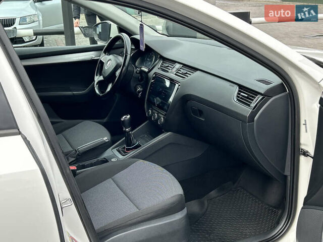Білий Шкода Октавія, об'ємом двигуна 1.6 л та пробігом 275 тис. км за 8999 $, фото 8 на Automoto.ua