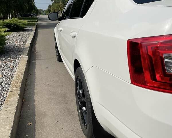 Белый Шкода Октавия, объемом двигателя 1.8 л и пробегом 215 тыс. км за 11550 $, фото 7 на Automoto.ua