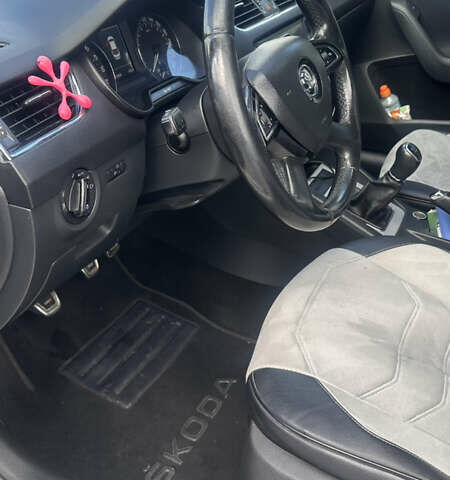 Білий Шкода Октавія, об'ємом двигуна 1.6 л та пробігом 261 тис. км за 10000 $, фото 8 на Automoto.ua