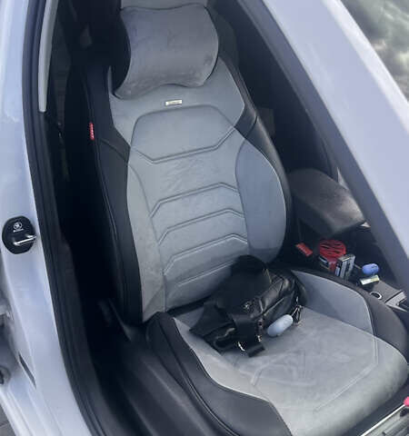 Білий Шкода Октавія, об'ємом двигуна 1.6 л та пробігом 261 тис. км за 10000 $, фото 6 на Automoto.ua